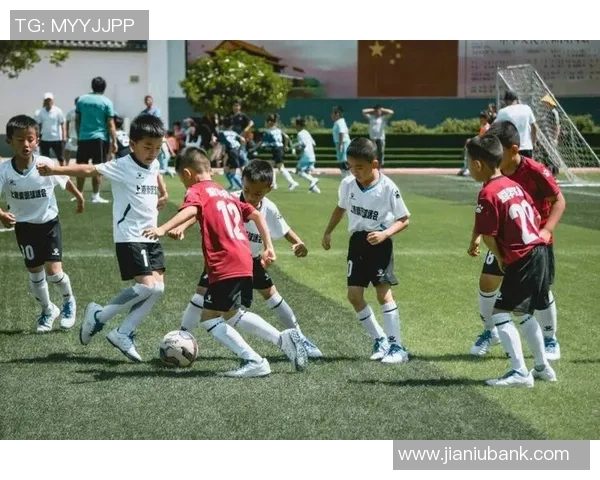 在绿茵场上追逐梦想的少年们好像踢足球一样勇敢无畏