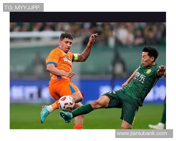 小足球术语大揭秘：让你轻松理解比赛中的专业词汇与技巧解析