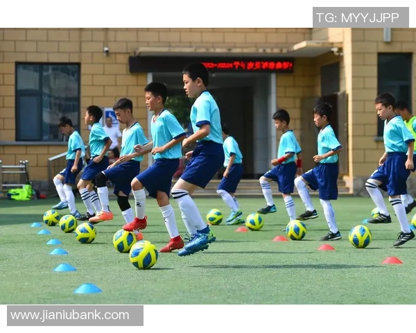 提升足球带球技巧的基本功训练视频教程助你成为场上明星 提升足球带球技巧的基本功训练视频教程助你成为场上明星